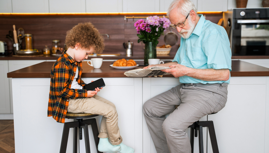 Lecture journal enfant et grand-papa