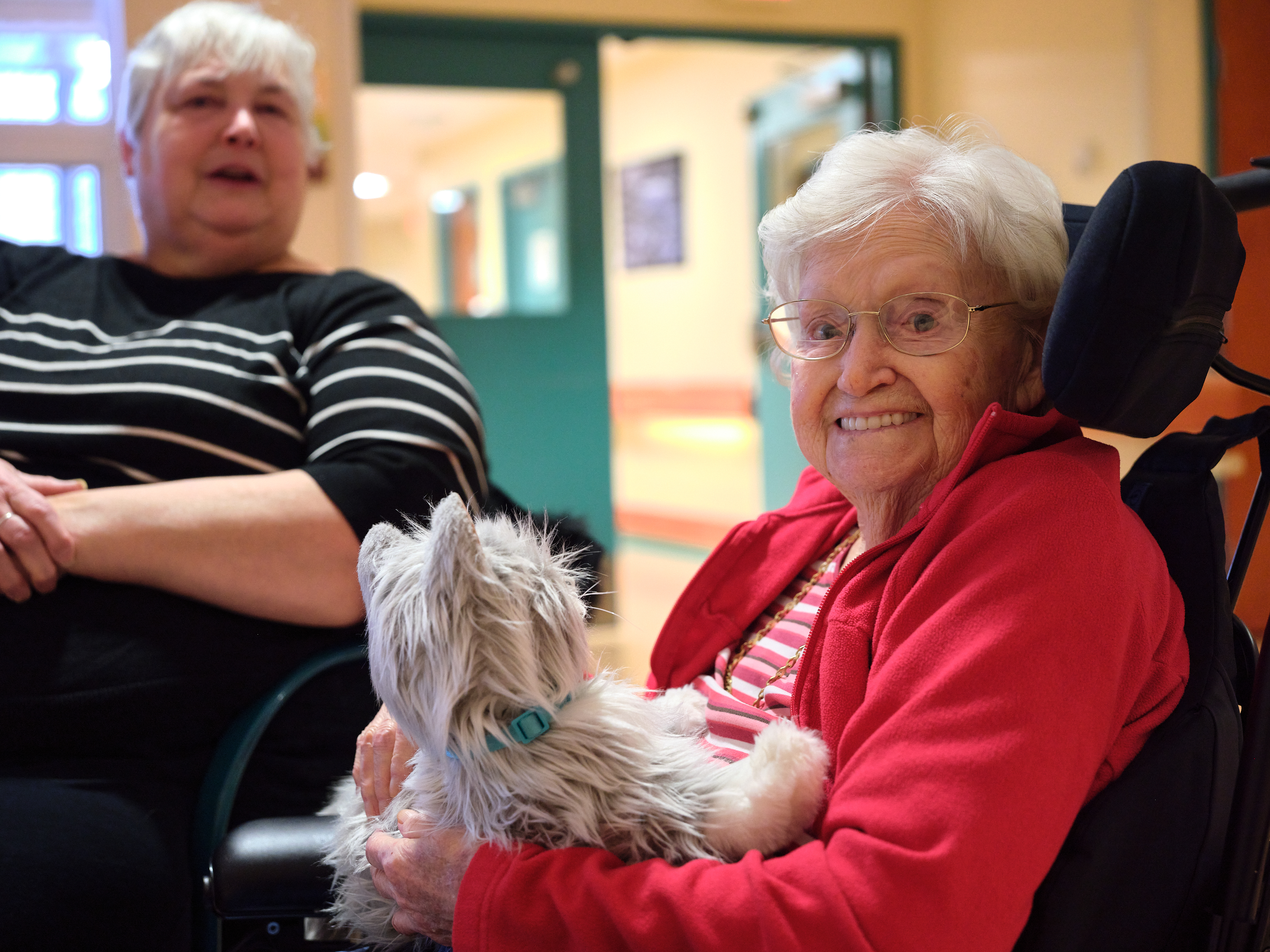 Pat and her mother in the care home.